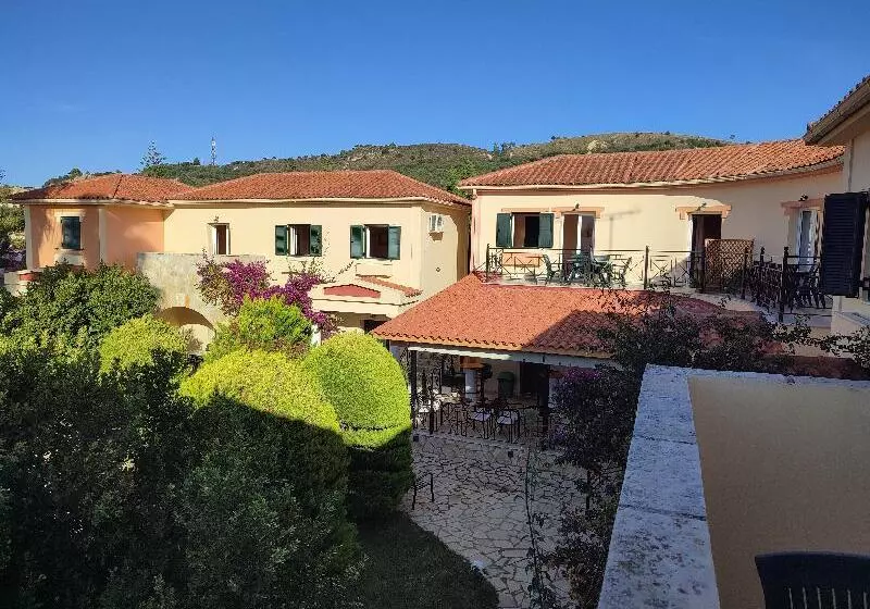 هتل Elanthi Village Apartments