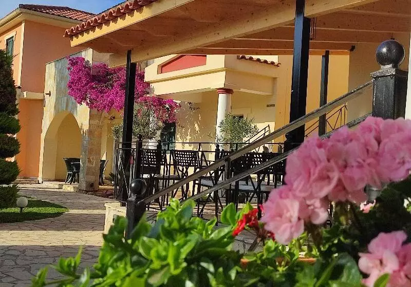 هتل Elanthi Village Apartments