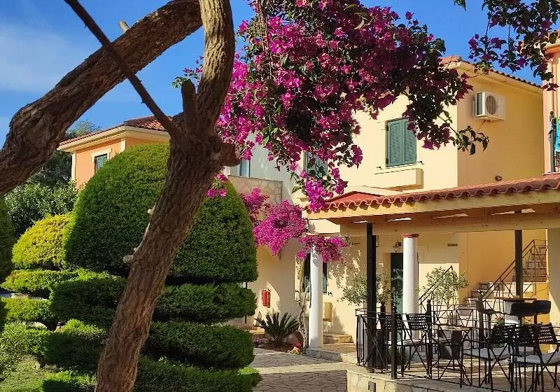 هتل Elanthi Village Apartments