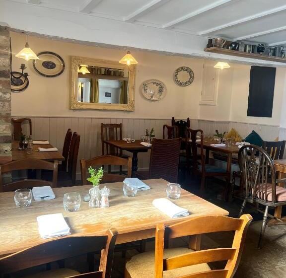 Отель The Lion, Tredington