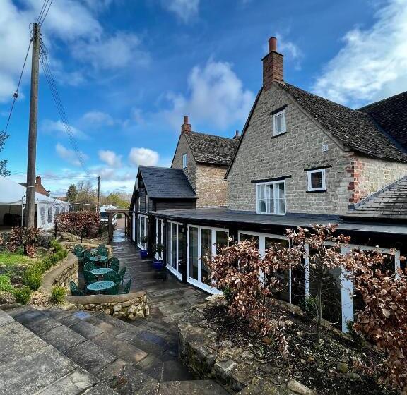 Отель The Lion, Tredington