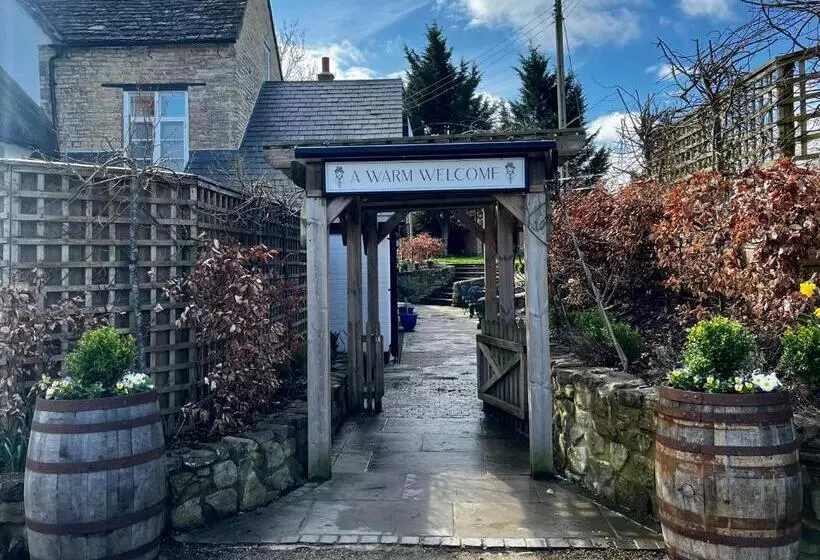 Hotelli The Lion, Tredington