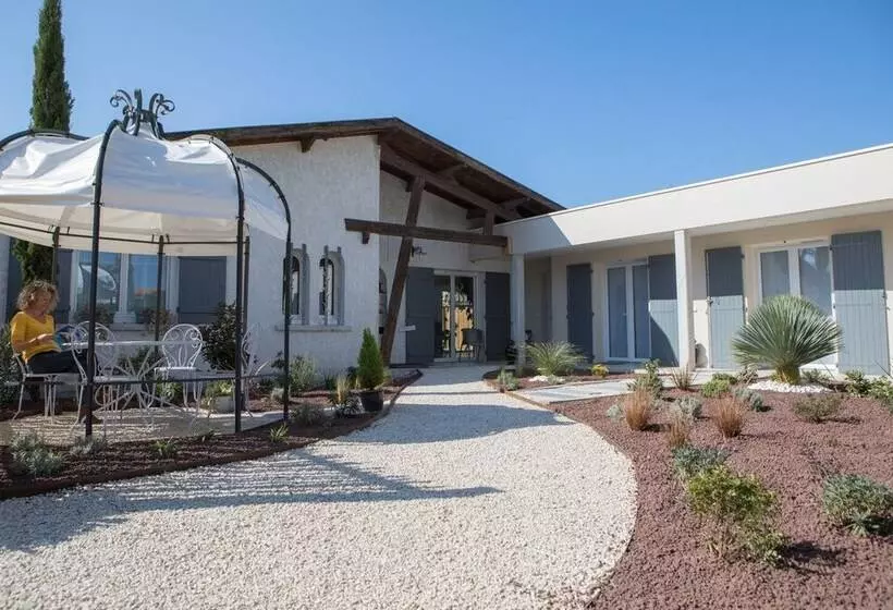 Aamiaismajoitus (B&B) Villa Pierartlou