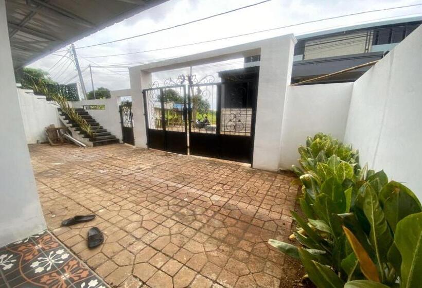 בית מלון כפרי Express O 92147 Nia Residence