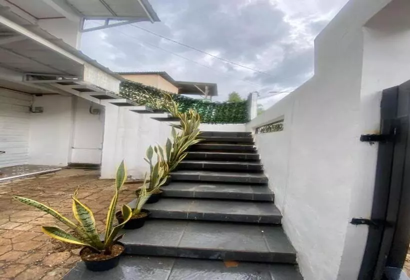 Hotelli Express O 92147 Nia Residence