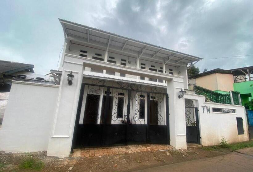 בית מלון כפרי Express O 92147 Nia Residence