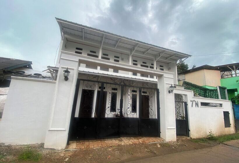 בית מלון כפרי Express O 92147 Nia Residence