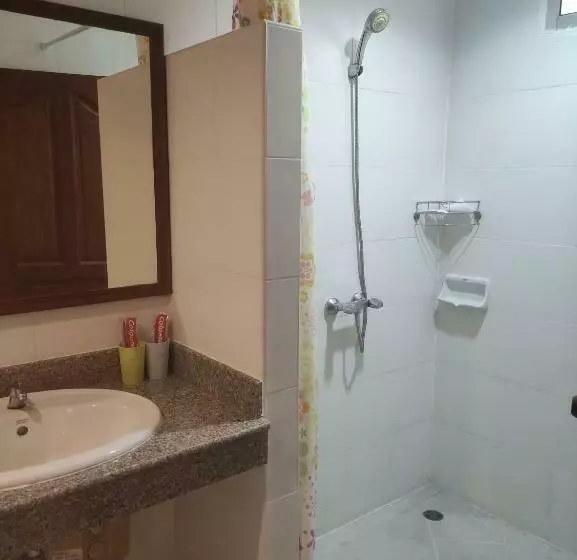 هتل Baan Thara Guesthouse