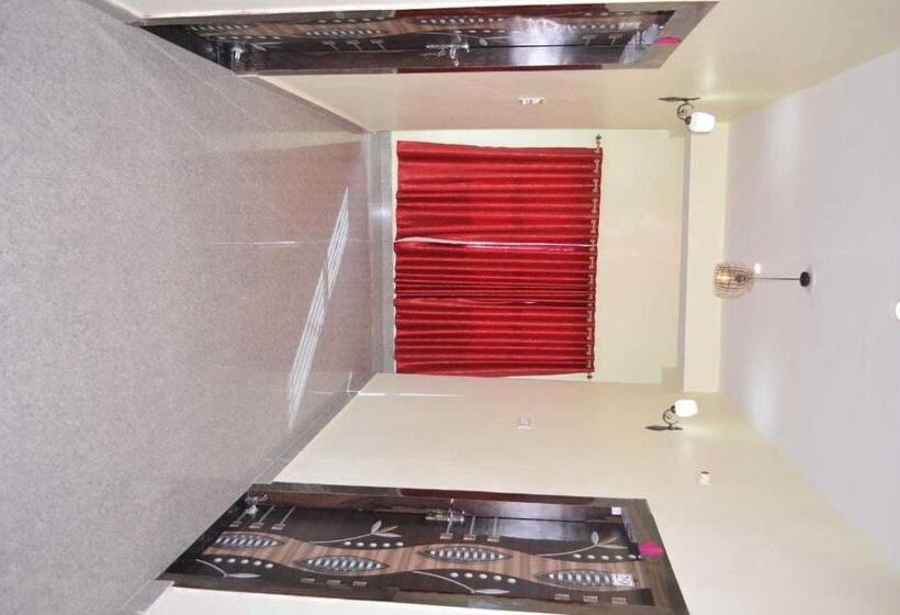 Hotel Oyo 80883  Av Priya