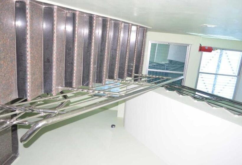 Hotel Oyo 80883  Av Priya