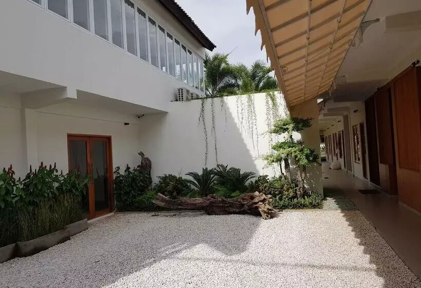 Roots Hotel Senggigi