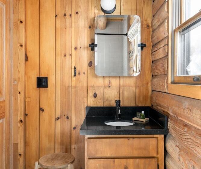 Desolation Hotel Hope Valley