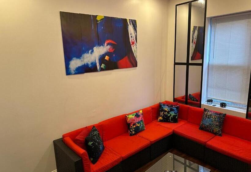 Отель Art Deco Graffiti Suite