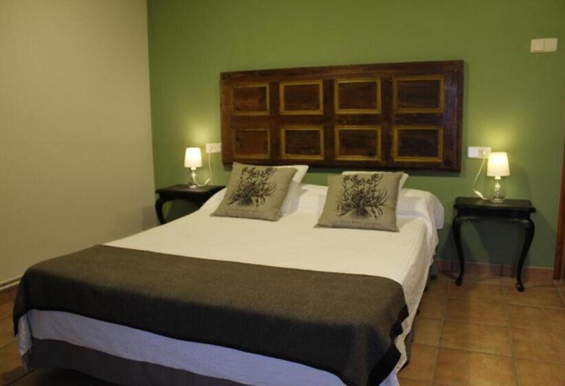 Castell De Ceuró. Hotel Rural