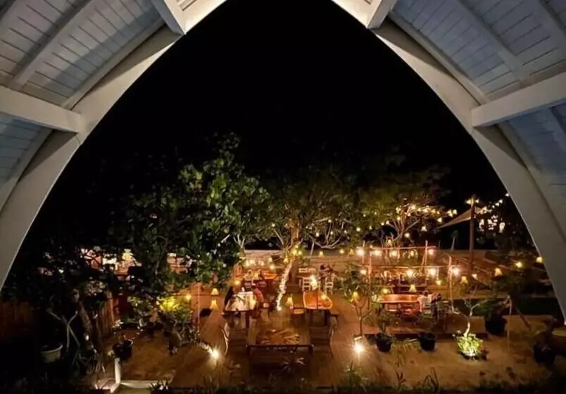 Hotelli Mambo Beach Resort