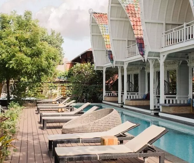 Hotelli Mambo Beach Resort