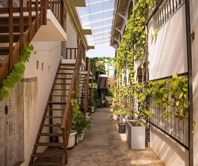 Hotelli Mambo Beach Resort