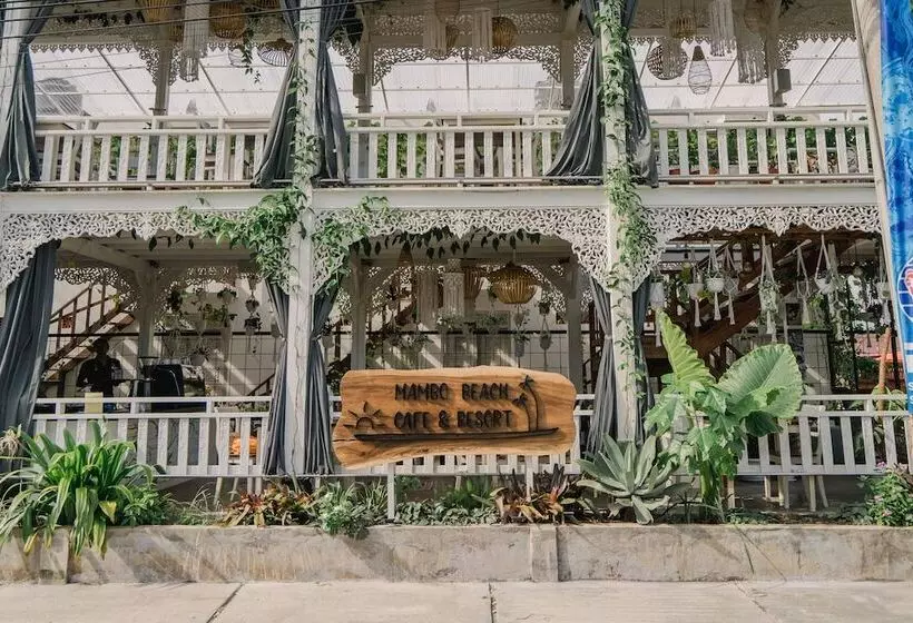 Hotelli Mambo Beach Resort