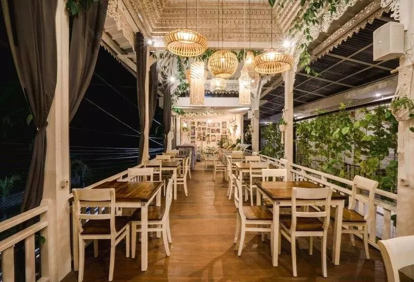 Hotelli Mambo Beach Resort