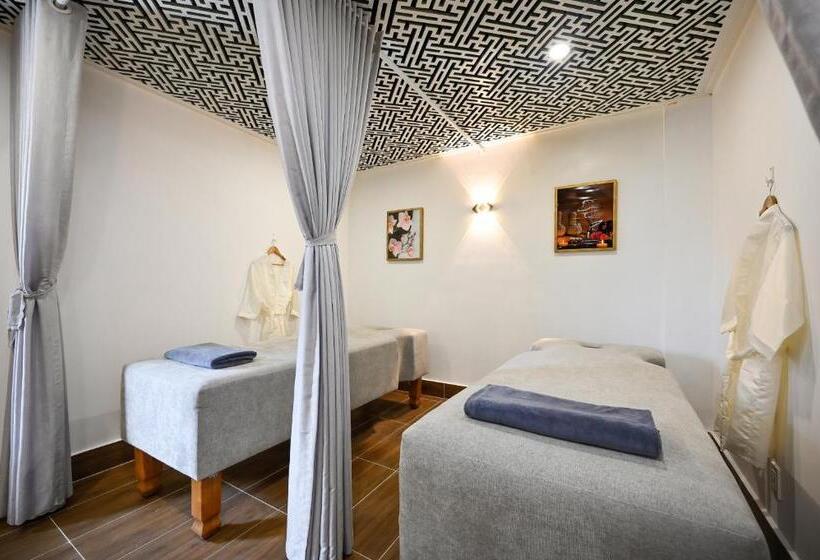 California Saigon Hotel & Rooftop Pool