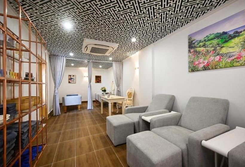 California Saigon Hotel & Rooftop Pool