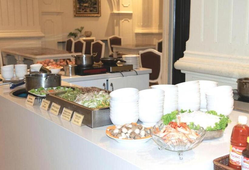 California Saigon Hotel & Rooftop Pool