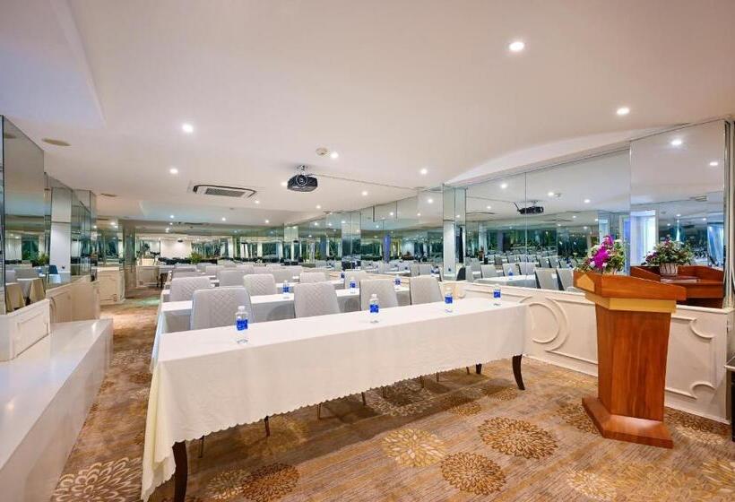 California Saigon Hotel & Rooftop Pool