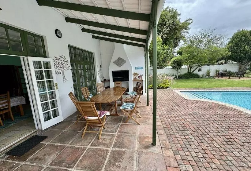 پانسیون Whistlewood Guesthouse Walmer, Port Eizabeth