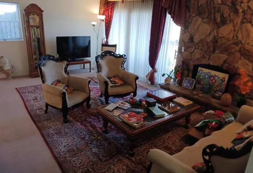 Bed And Breakfast In Hollywood Hills