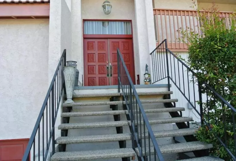 Bed And Breakfast In Hollywood Hills