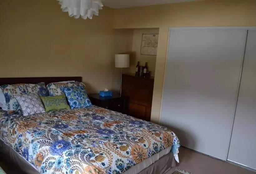 Bed And Breakfast In Hollywood Hills