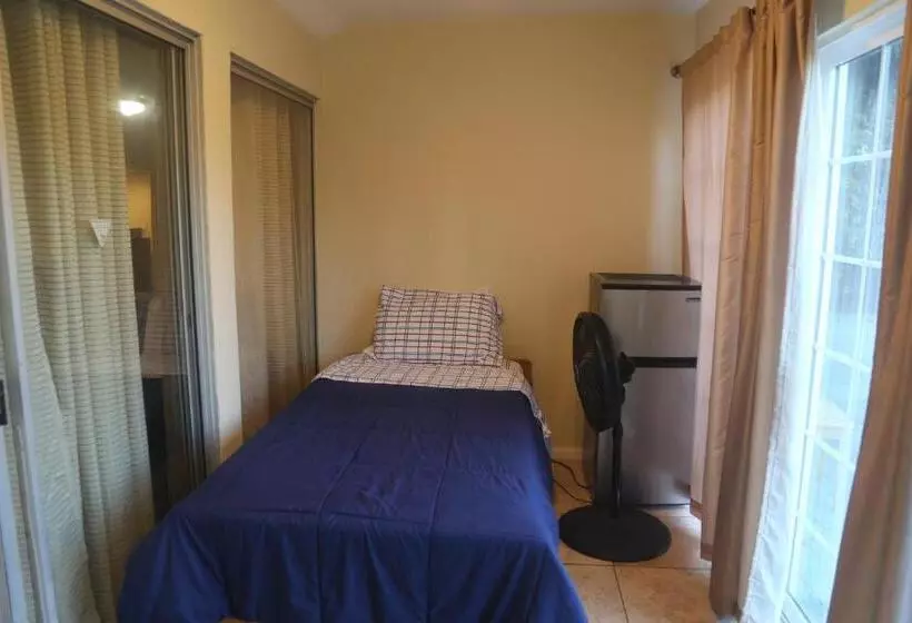 Bed And Breakfast In Hollywood Hills