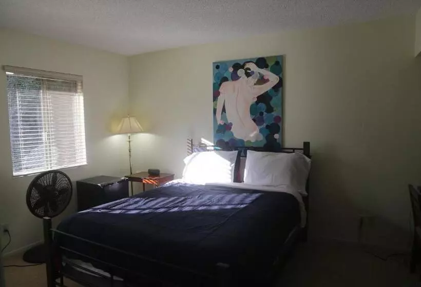 Bed And Breakfast In Hollywood Hills