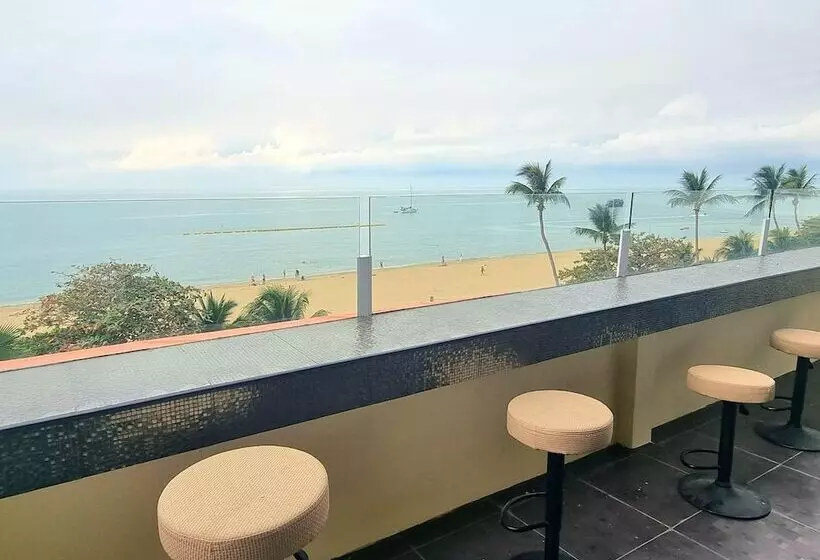 Hotelli Happy Jomtien   Beachfront