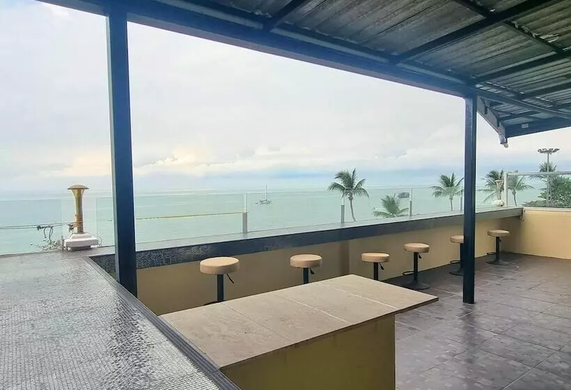 Hotelli Happy Jomtien   Beachfront