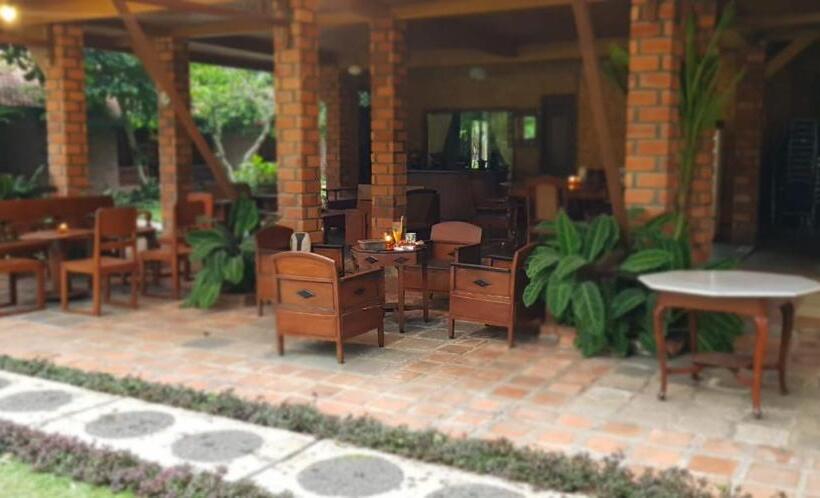 בית מלון כפרי Katumbiri Resort