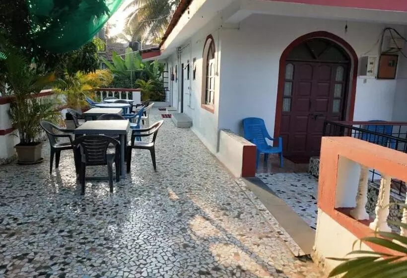 ペンション Alexmarie Guest House 5 Min To Candolim Beach