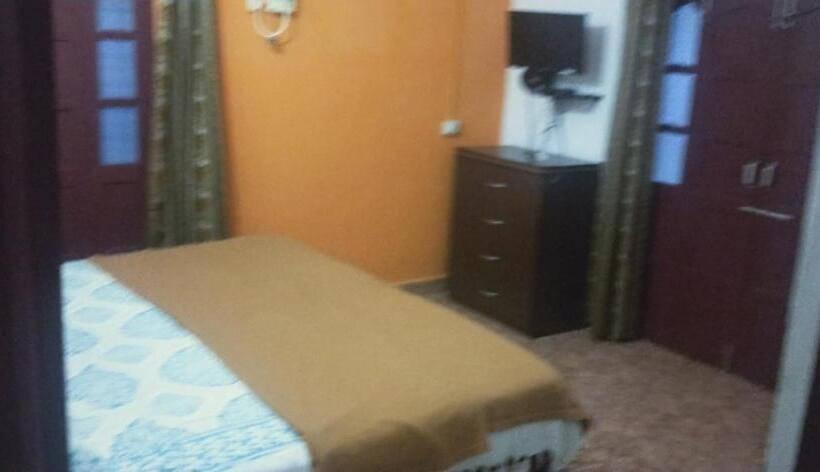 Panzió Alexmarie Guest House 5 Min To Candolim Beach