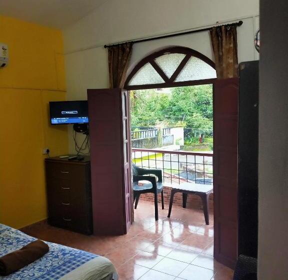 Panzió Alexmarie Guest House 5 Min To Candolim Beach