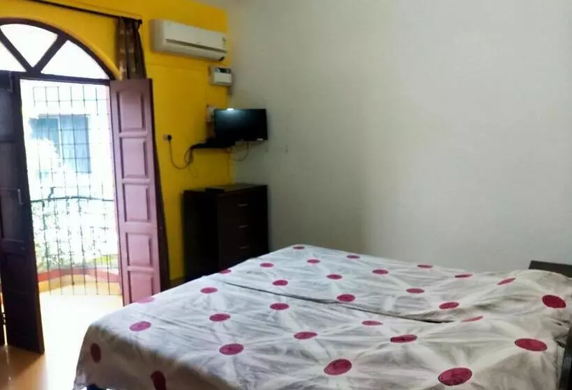 ペンション Alexmarie Guest House 5 Min To Candolim Beach
