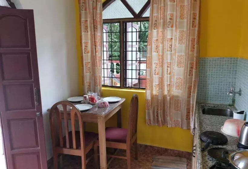 ペンション Alexmarie Guest House 5 Min To Candolim Beach