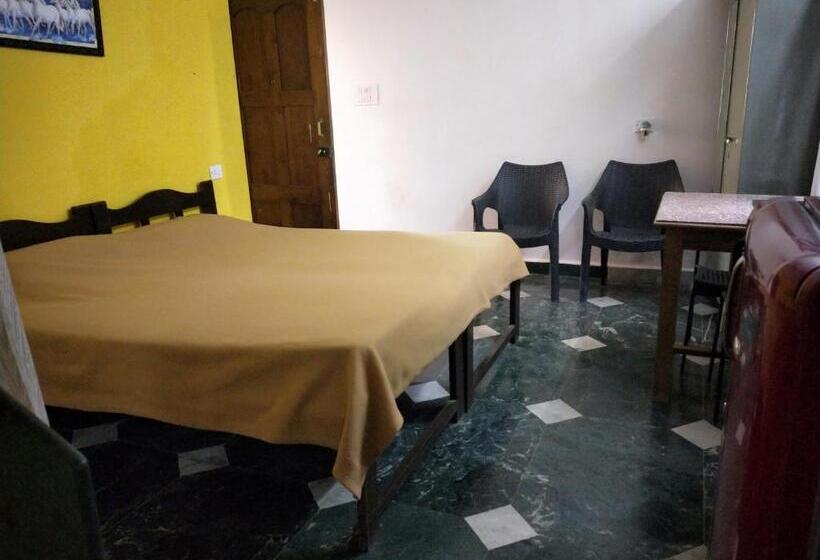 Panzió Alexmarie Guest House 5 Min To Candolim Beach