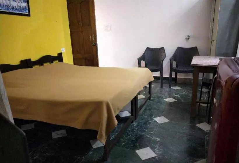 ペンション Alexmarie Guest House 5 Min To Candolim Beach