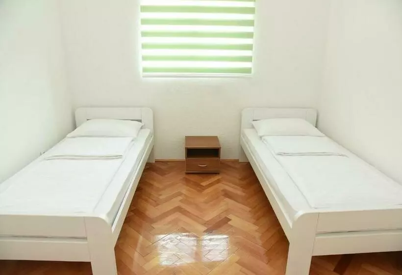 هاستل Np Sutjeska Paviljon A