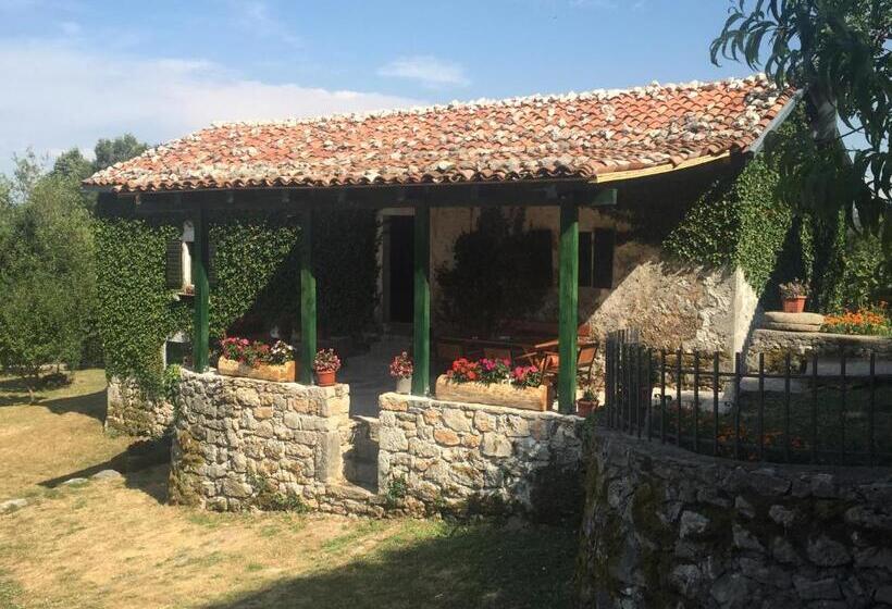 هاستل Old House Nilovic