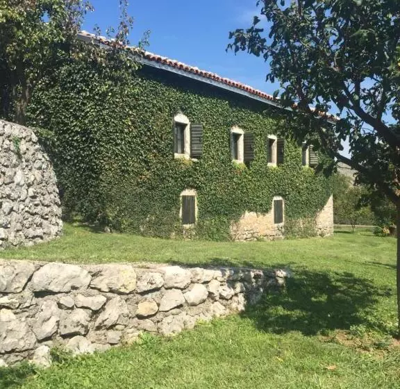 هاستل Old House Nilovic
