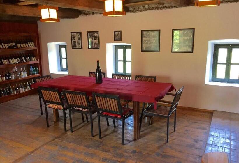 هاستل Old House Nilovic