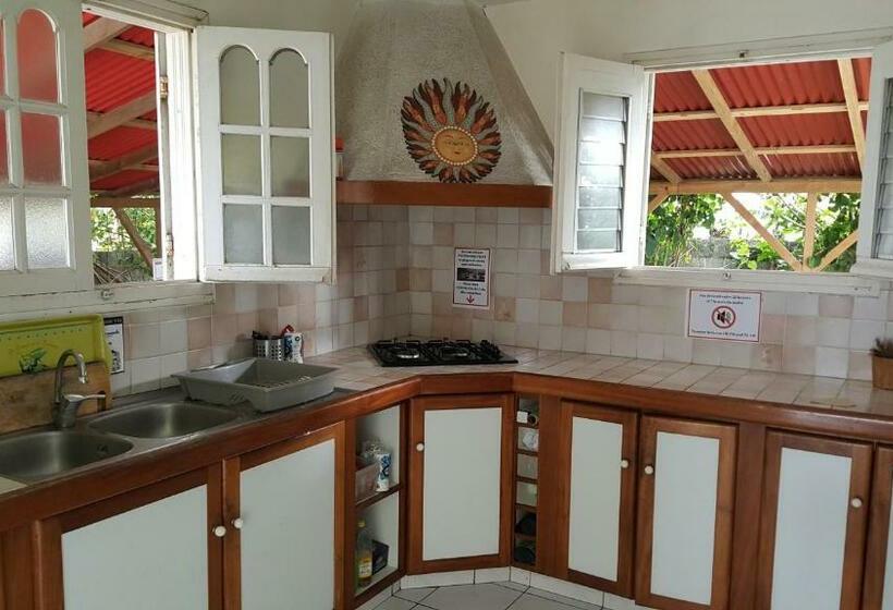 هاستل Ride In Youth And Surf Center