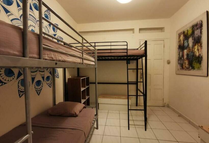 هاستل Ride In Youth And Surf Center