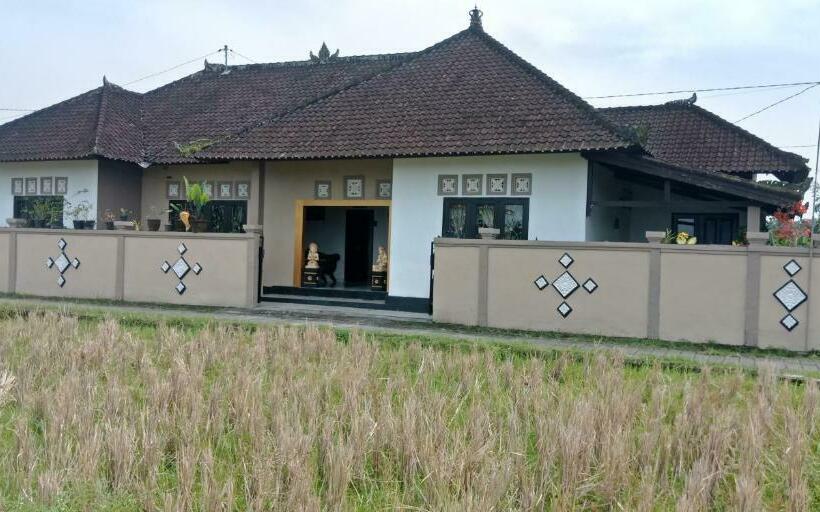 بنسيون Ibu Ana Homestay